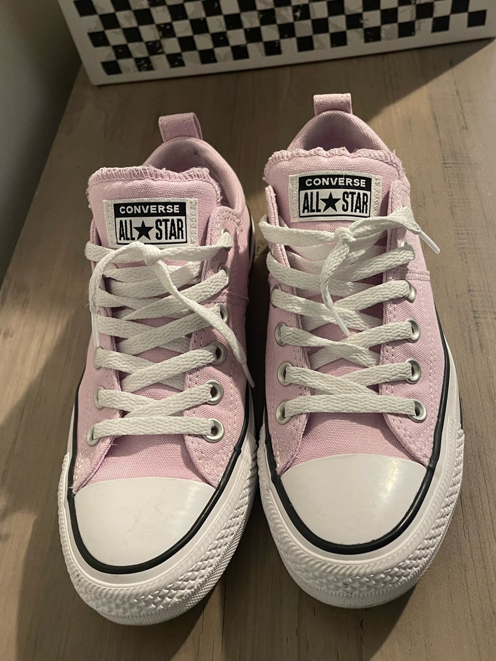 Converse Chuck Taylor Low Top Sneakers 👟 - Picture 4 of 9